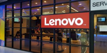 ساختمان یک فروشگاه یا مرکز خدمات لنوو با تابلوی بزرگ و قرمز "Lenovo" در بالای ورودی.