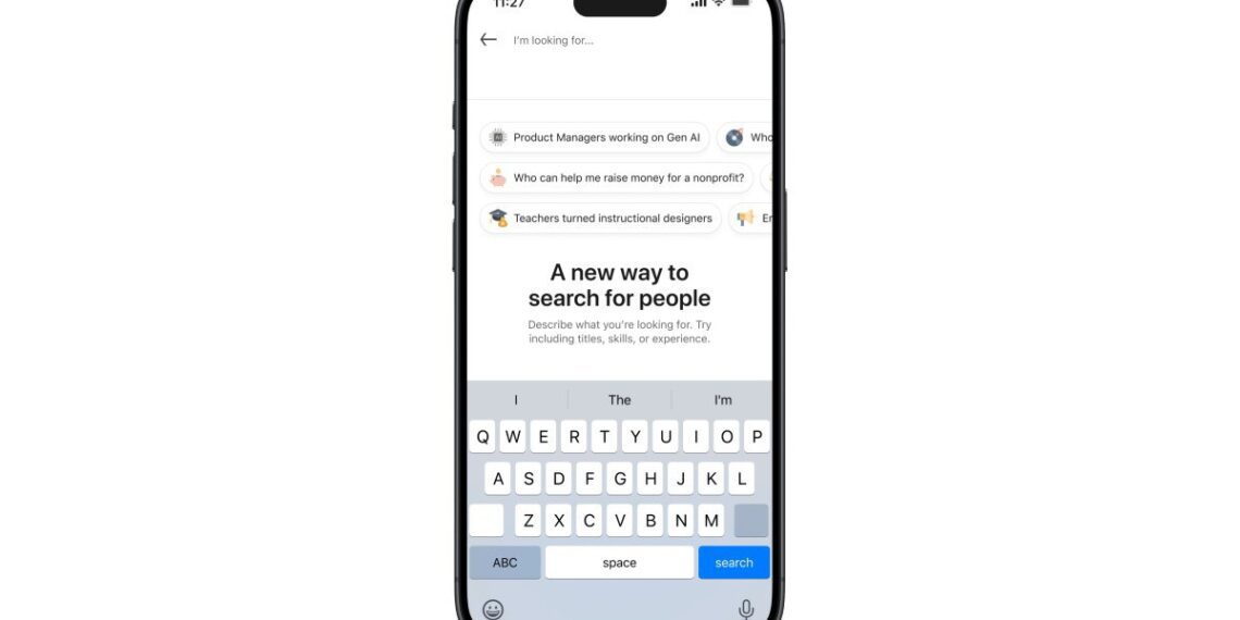 نمای دسکتاپ وب‌سایت لینکدین که ویژگی جستجوی افراد با هوش مصنوعی جدید را با کادرهای پیشنهادی جستجو نشان می‌دهد که روی صفحه اصلی نمایش داده شده است.