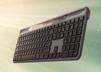 کیبورد بی‌سیم Logitech Signature Slim Solar+ K980 که به صورت شناور در یک پس‌زمینه رنگارنگ و درخشان دیده می‌شود و نوار پنل خورشیدی آن مشخص است.