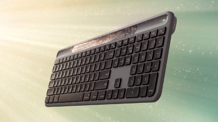 کیبورد بی‌سیم Logitech Signature Slim Solar+ K980 که به صورت شناور در یک پس‌زمینه رنگارنگ و درخشان دیده می‌شود و نوار پنل خورشیدی آن مشخص است.
