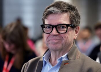 نمای نزدیک از چهره یان لکان (Yann LeCun)، دانشمند ارشد هوش مصنوعی متا، با عینک‌های مشکی و موهای خاکستری، که لبخندی ملایم دارد.