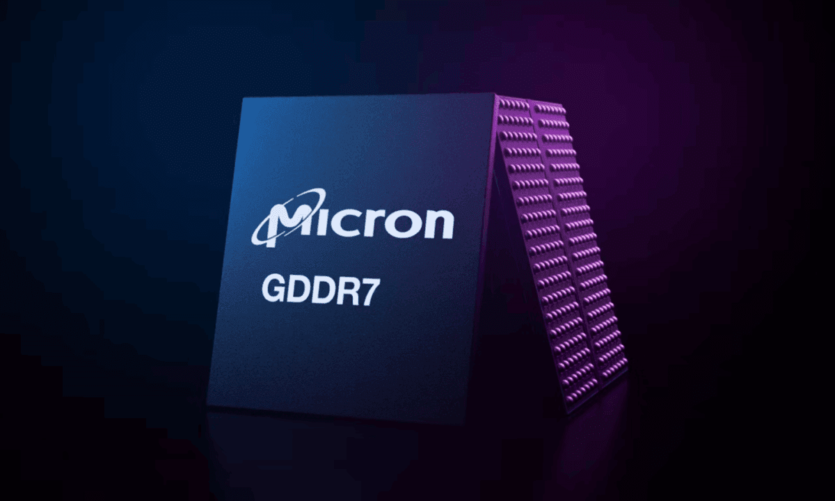یک چیپ حافظه Micron GDDR7 با کنتراست بالا که به صورت کج شده قرار گرفته و آرایهای از نقاط لحیمکاری را با نورپردازی آبی و بنفش در پسزمینه نشان میدهد.