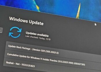 اسکرین‌شات از صفحه Windows Update در ویندوز ۱۱ که به‌روزرسانی‌های موجود، از جمله به‌روزرسانی‌های تجمعی و درایورهای Realtek را نشان می‌دهد.