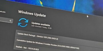 اسکرین‌شات از صفحه Windows Update در ویندوز ۱۱ که به‌روزرسانی‌های موجود، از جمله به‌روزرسانی‌های تجمعی و درایورهای Realtek را نشان می‌دهد.