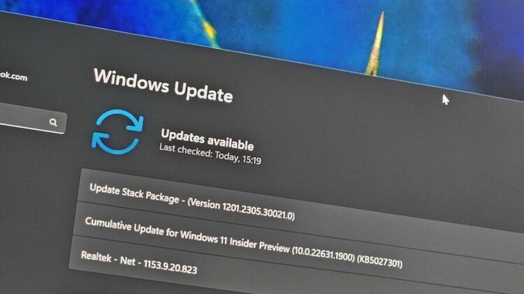 اسکرینشات از صفحه Windows Update در ویندوز ۱۱ که بهروزرسانیهای موجود، از جمله بهروزرسانیهای تجمعی و درایورهای Realtek را نشان میدهد.