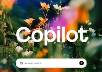 کادر متنی برای ارسال پیام به Copilot در پایین یک تصویر انتزاعی با گل‌ها و نورهای رنگارنگ.