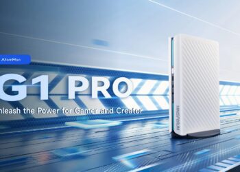 یک کامپیوتر کوچک Minisforum G1 Pro به رنگ سفید با طرح بافتدار، که در مقابل یک پسزمینه آبی روشن و نئونی قرار دارد.
