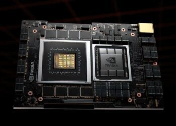 یک ماژول سرور انویدیا با دو تراشه بزرگ (احتمالاً یک GPU و یک CPU) و حافظه‌های متعدد LPDDR، که روی یک برد مدار چاپی (PCB) مشکی قرار دارد.