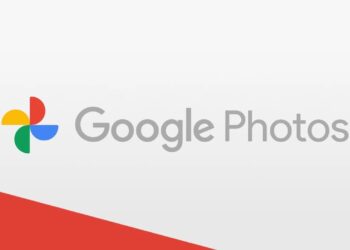 لوگوی Google Photos (نماد آسیاب بادی چهار رنگ) در کنار متن خاکستری "Google Photos" بر روی پس‌زمینه‌ای سفید با یک نوار قرمز مورب در پایین چپ.