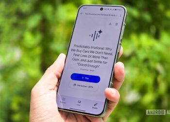 یک گوشی هوشمند در دست که در محیط بیرون نگه داشته شده و برنامه NotebookLM را با ویژگی خلاصه‌سازی صوتی (audio overview) برای کتاب "Predictably Irrational" نشان می‌دهد.