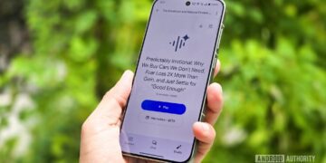 یک گوشی هوشمند در دست که در محیط بیرون نگه داشته شده و برنامه NotebookLM را با ویژگی خلاصهسازی صوتی (audio overview) برای کتاب "Predictably Irrational" نشان میدهد.