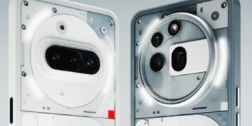 نمای پشت دو گوشی هوشمند Nothing Phone (2a) یا (3a) که قسمتهای داخلی شفاف و چراغهای گلیف آنها را نشان میدهد.