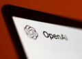 لوگوی OpenAI روی صفحه نمایش یک لپ‌تاپ در یک نمای نزدیک، که نشان‌دهنده بحثی پیرامون این شرکت است.