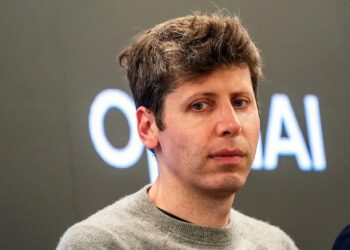 نمای نزدیک از سام آلتمن، رئیس عامل عامل OpenAI، در حال نشستن در یک رویداد.