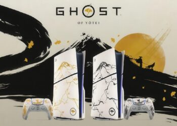 دو کنسول پلیاستیشن ۵ با طرحهای هنری طلایی و سیاه و سفید با تم "Ghost of Yōtei"، همراه با کنترلرهای DualSense منطبق، با پسزمینهای از خورشید بزرگ و کوه.