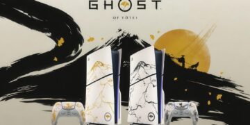 دو کنسول پلی‌استیشن ۵ با طرح‌های هنری طلایی و سیاه و سفید با تم "Ghost of Yōtei"، همراه با کنترلرهای DualSense منطبق، با پس‌زمینه‌ای از خورشید بزرگ و کوه.