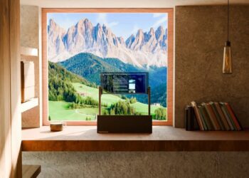 مانیتور شفاف فانتوم با پس زمینه منظره