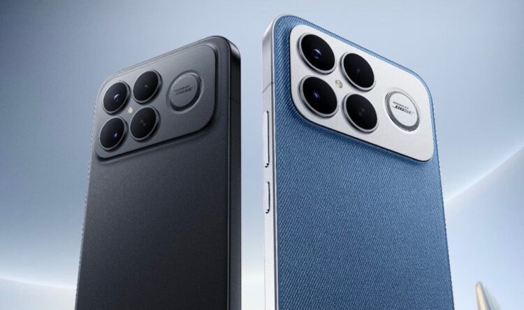 دو گوشی Poco F8 Ultra یا F8 Pro که یکی با قاب مشکی مات و دیگری با پوشش پارچهای آبی تیره و ماژول دوربین چهارگانه بزرگ در کنار هم قرار گرفتهاند.