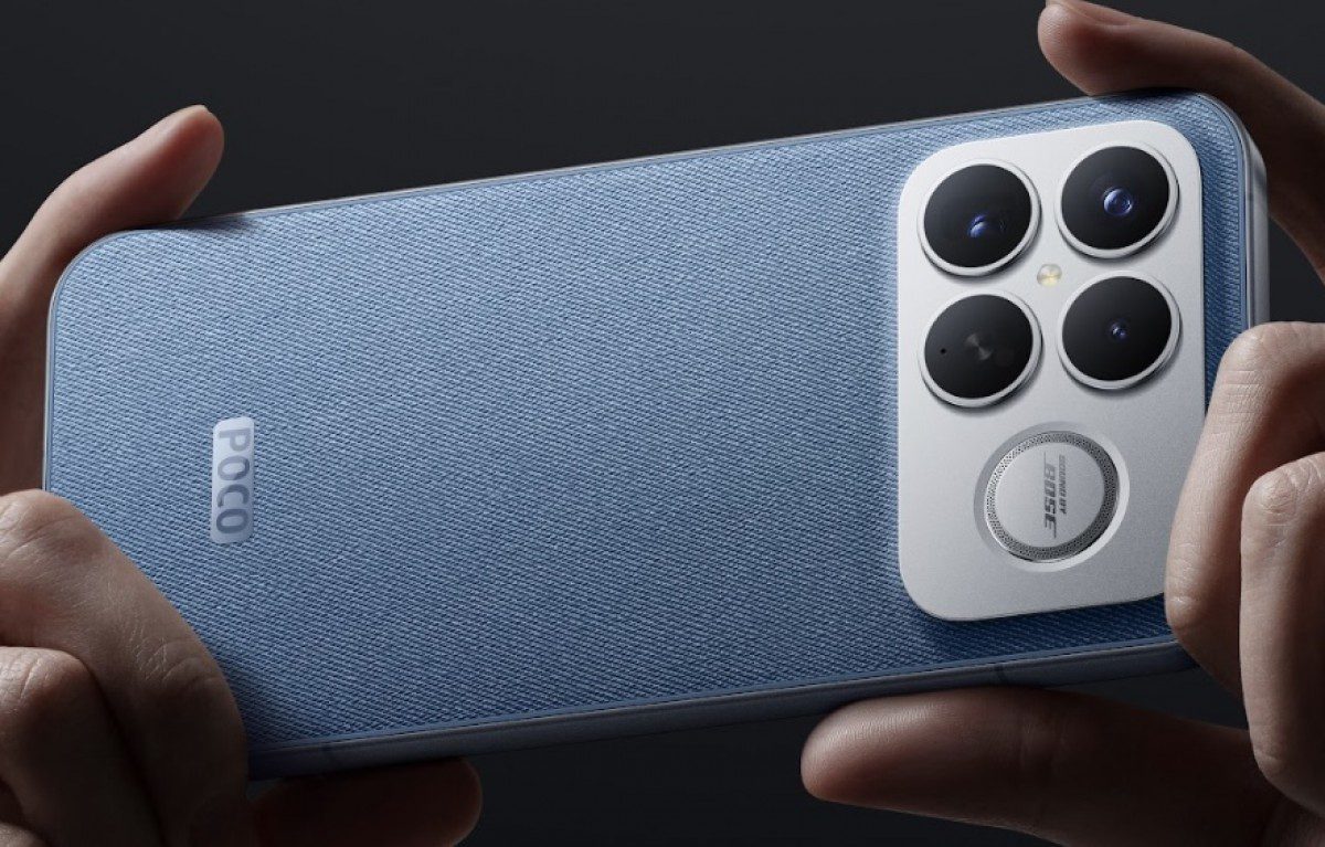 نمای پشت گوشی Poco با پوشش پارچهای آبی تیره، که ماژول دوربین چهارگانه بزرگ با برند "SOUND BY BOSE" در یک ماژول نقرهای رنگ قرار گرفته است.