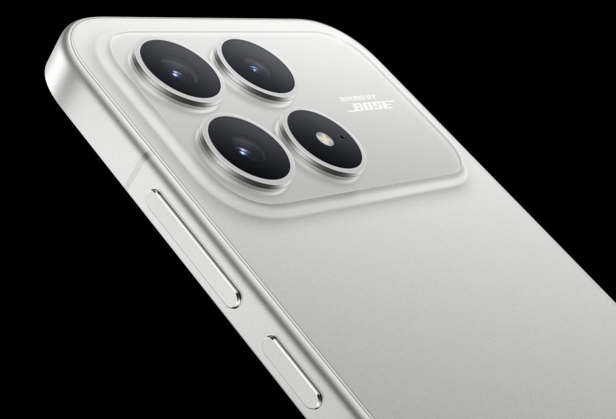 رندر گوشی Poco F8 Ultra یا F8 Pro در رنگ نقرهای، که نمای نزدیک از ماژول دوربین چهارگانه با برند "SOUND BY BOSE" را نشان میدهد.