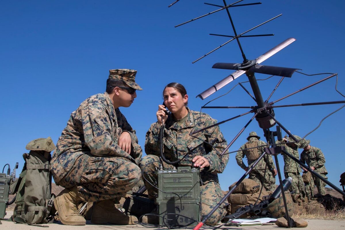 سربازان آمریکایی درحال تست سامانه جنگ الکترونیک TEEMS
