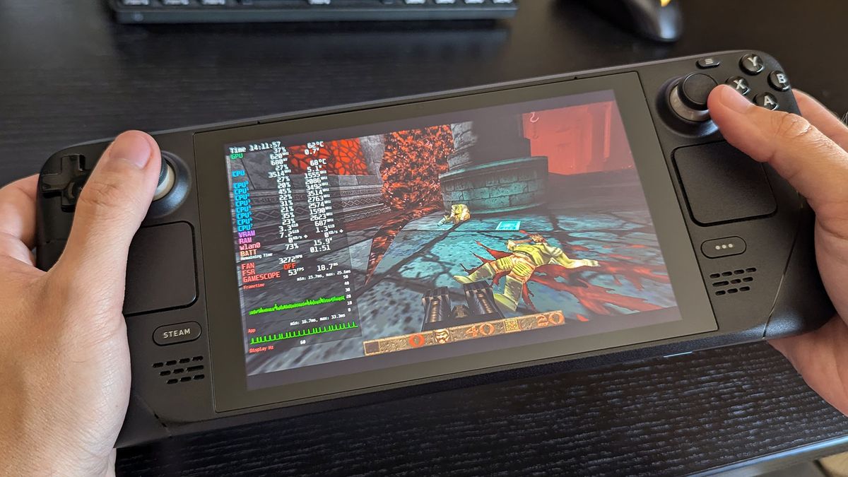 کنسول دستی استیم دک در دستان یک گیمر که دارد یک بازی بومر شوتر (شوترهای مشابه DOOM) بازی میکند