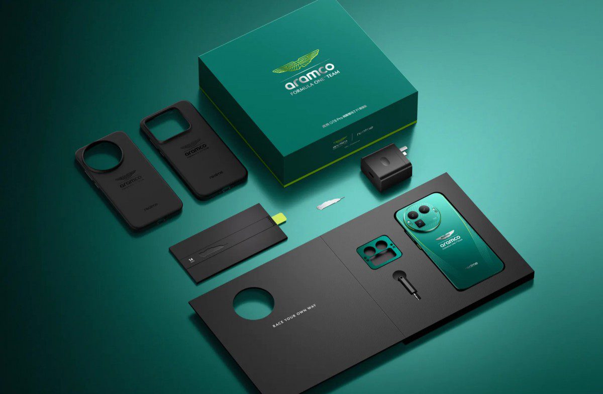 محتویات بسته بندی Realme GT 8 Pro Aston Martin Limited Edition که شامل گوشی سبز رنگ، شارژر، دو قاب گوشی و اقلام دیگر است که در یک جعبه بزرگ با برند تیم فرمول یک آرامکو قرار گرفته‌اند.