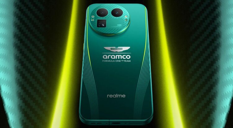 نمای پشتی گوشی Realme GT 8 Pro Aston Martin Limited Edition سبز رنگ که لوگوی تیم فرمول یک Aramco Aston Martin در مرکز و ماژول بزرگ دوربین با دو لنز دایره‌ای در بالای آن قرار دارد.