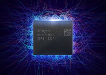 یک تراشه حافظه SK Hynix که در مرکز یک طرح شبکه‌ای انتزاعی با خطوط آبی، قرمز و سفید روشن قرار دارد.