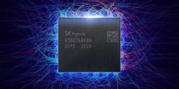 یک تراشه حافظه SK Hynix که در مرکز یک طرح شبکه‌ای انتزاعی با خطوط آبی، قرمز و سفید روشن قرار دارد.