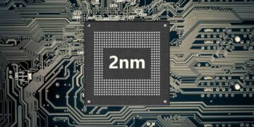 یک تراشه نیمهرسانا (Semiconductor chip) با متن بزرگ "2nm" در وسط، که بر روی یک برد مدار چاپی (PCB) با بافت شبکه سیاه و سفید قرار دارد.