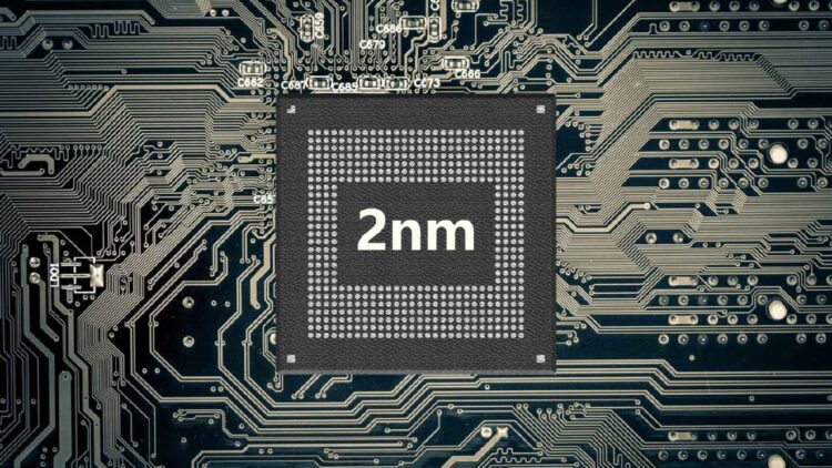 یک تراشه نیمهرسانا (Semiconductor chip) با متن بزرگ "2nm" در وسط، که بر روی یک برد مدار چاپی (PCB) با بافت شبکه سیاه و سفید قرار دارد.