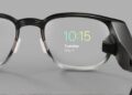 نمای نزدیک از یک عینک هوشمند Samsung (یا رندر مفهومی) که زمان "10:15" و تاریخ "Tuesday, May 9" به صورت هولوگرافیک بر روی لنز آن نمایش داده می‌شود.