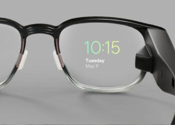 نمای نزدیک از یک عینک هوشمند Samsung (یا رندر مفهومی) که زمان "10:15" و تاریخ "Tuesday, May 9" به صورت هولوگرافیک بر روی لنز آن نمایش داده می‌شود.