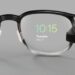 نمای نزدیک از یک عینک هوشمند Samsung (یا رندر مفهومی) که زمان "10:15" و تاریخ "Tuesday, May 9" به صورت هولوگرافیک بر روی لنز آن نمایش داده میشود.