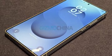 یک نمونه اولیه یا ماکت گوشی سامسونگ Galaxy S26 با لبه‌های تخت و براق و نمایشگر روشن که صفحه قفل آن ساعت و تاریخ را نشان می‌دهد.