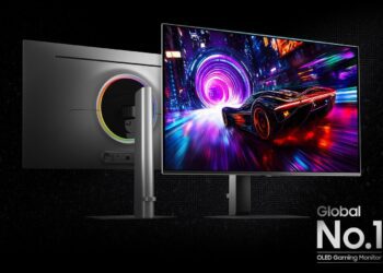یک مانیتور گیمینگ OLED سامسونگ که نمای پشت آن با نورپردازی رنگینکمانی و نمای جلو با تصویر ماشین مسابقه در یک محیط نئونی دیده میشود، به همراه عنوان "Global No.1 OLED Gaming Monitor".