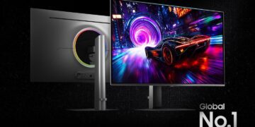 یک مانیتور گیمینگ OLED سامسونگ که نمای پشت آن با نورپردازی رنگینکمانی و نمای جلو با تصویر ماشین مسابقه در یک محیط نئونی دیده میشود، به همراه عنوان "Global No.1 OLED Gaming Monitor".