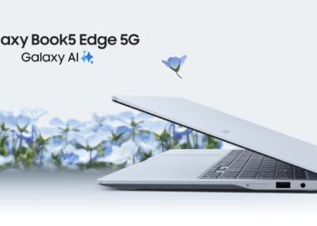 لپتاپ Samsung Galaxy Book 5 Edge 5G در حالت کمی باز شده در مقابل پسزمینهای از گلهای آبی محو و عبارت "Galaxy Book5 Edge 5G Galaxy AI".