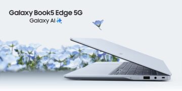 لپ‌تاپ Samsung Galaxy Book 5 Edge 5G در حالت کمی باز شده در مقابل پس‌زمینه‌ای از گل‌های آبی محو و عبارت "Galaxy Book5 Edge 5G Galaxy AI".