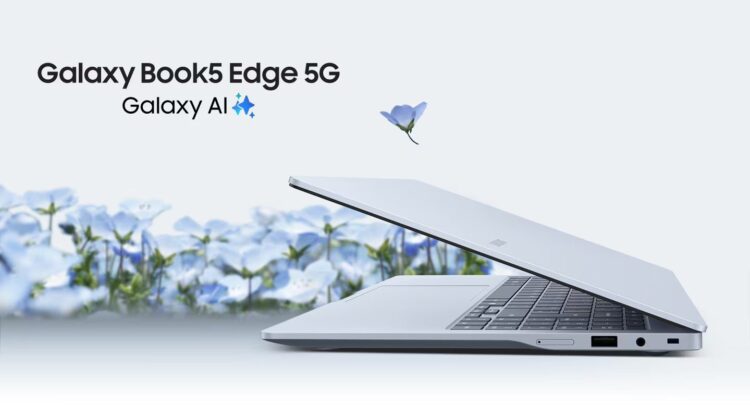 لپتاپ Samsung Galaxy Book 5 Edge 5G در حالت کمی باز شده در مقابل پسزمینهای از گلهای آبی محو و عبارت "Galaxy Book5 Edge 5G Galaxy AI".