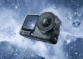 پوستری تبلیغاتی از دوربین اکشن DJI Osmo Action 6 که مقاومت این دستگاه را در سرما نشان می‌دهد