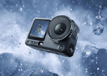 پوستری تبلیغاتی از دوربین اکشن DJI Osmo Action 6 که مقاومت این دستگاه را در سرما نشان می‌دهد