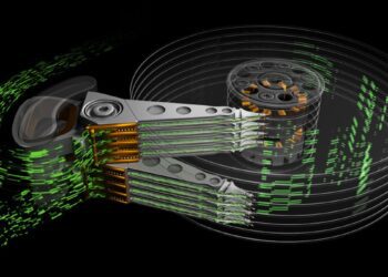 تصویر سهبعدی از سر هد (Head Stack Assembly) یک هارد دیسک (HDD) که در حال خواندن/نوشتن از روی پلاترهای چرخان است و جریان داده (به صورت سبز نئونی) را نشان میدهد.