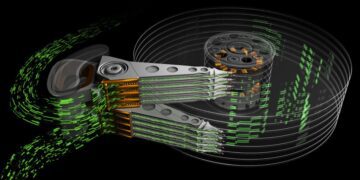 تصویر سهبعدی از سر هد (Head Stack Assembly) یک هارد دیسک (HDD) که در حال خواندن/نوشتن از روی پلاترهای چرخان است و جریان داده (به صورت سبز نئونی) را نشان میدهد.