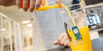 ساخت یک برچسب هوشمند که هر لیوان را به دستگاه پایش ویتامین C بدن تبدیل می‌ کند