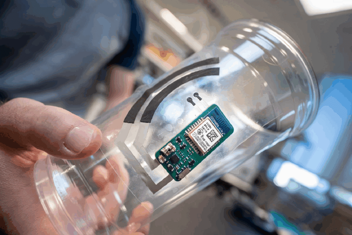 این برچسب هوشمند هر لیوان را به دستگاه پایش ویتامین C بدن تبدیل می‌ کند