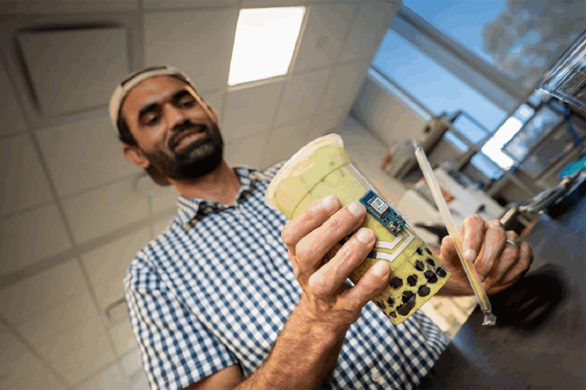 ساخت یک برچسب هوشمند که لیوان را به دستگاه پایش ویتامین C تبدیل می‌ کند