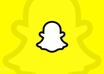 لوگوی Snapchat به رنگ سفید و سیاه بر روی یک پس‌زمینه زرد ساده.