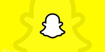 لوگوی Snapchat به رنگ سفید و سیاه بر روی یک پسزمینه زرد ساده.